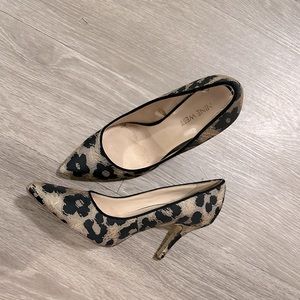 NINE WEST BLACK AND GOLD HEELS